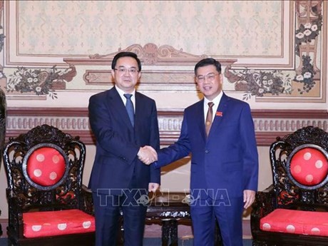 El vicepresidente del Consejo Popular de Ciudad Ho Chi Minh, Nguyen Van Dung, recibe a Gao Xing Fu, subjefe del Comité Permanente de la Asamblea Popular Nacional de China y jefe de la delegación provincial de Zhejiang. (Fuente: VNA)