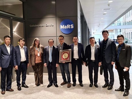 El camarada Lai Xuan Mon (cuarto a la izquierda) y la delegación se tomaron fotos con representantes del Centro de Innovación MaRS. (Fuente:VNA)