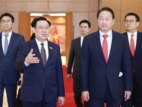 El presidente de la Asamblea Nacional de Vietnam, Vuong Dinh Hue, recibe al titular del Grupo SK, Chey Tae-won. (Foto: VNA)