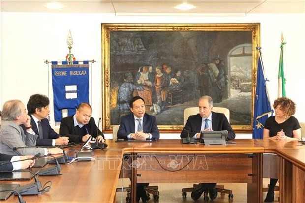 El embajador de Vietnam en Italia, Duong Hai Hung, se reúne con autoridades de Basilicata. (Fotografía: VNA)