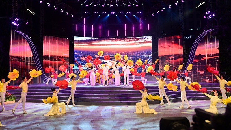 Ciudad Ho Chi Minh celebra espectáculo por aniversario del cambio de nombre