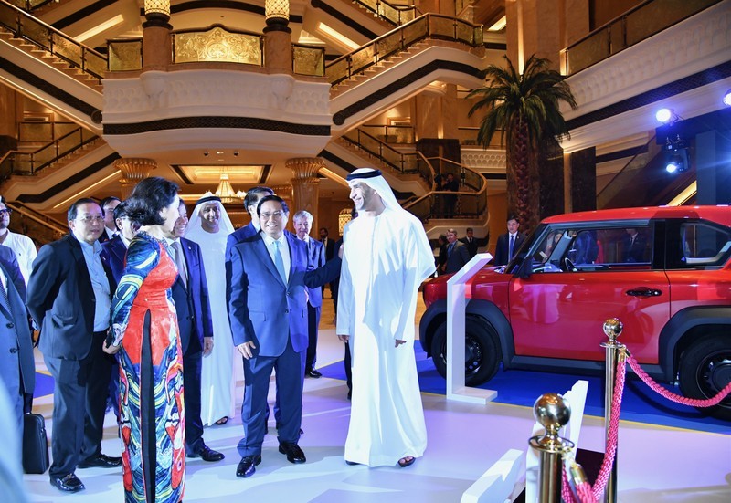 El primer ministro de Vietnam, Pham Minh Chinh, asiste a la ceremonia de lanzamiento de los vehículos Vinfast en los Emiratos Árabes Unidos (EAU).