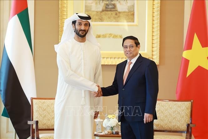 El primer ministro de Vietnam, Pham Minh Chinh, recibe al ministro de Economía de EAU, Abdulla Bin Touq Al Marri. (Fuente: VNA)