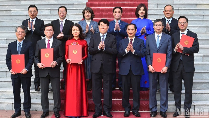 El presidente de Vietnam, Luong Cuong, y varios funcionarios y empleados del Ministerio de Relaciones Exteriores.