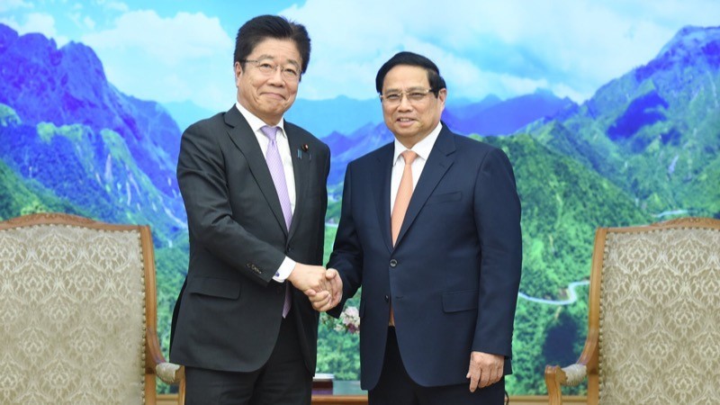 El primer ministro de Vietnam, Pham Minh Chinh, recibe al ministro de Finanzas japonés, Kato Katsunobu. (Foto: VNA)