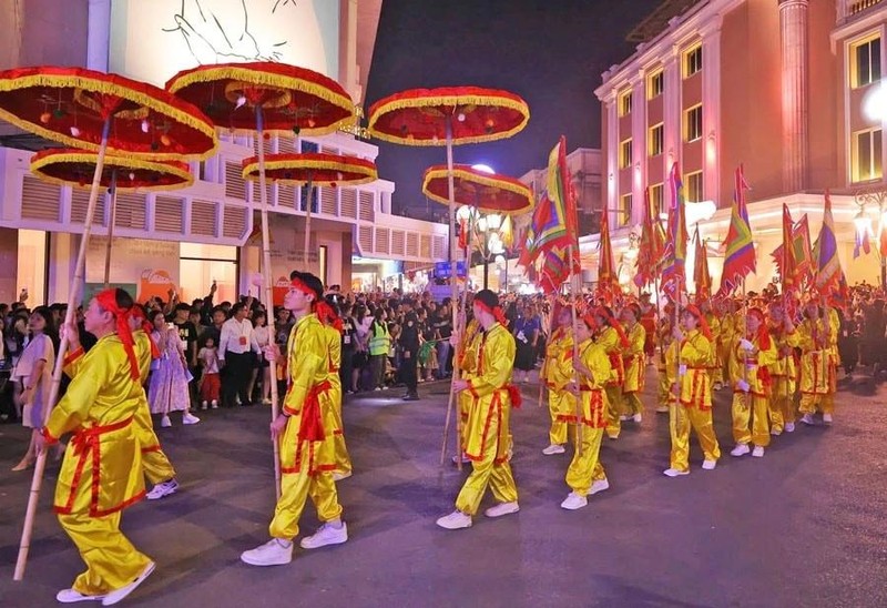 Desfile en el Festival de Diseño Creativo de Hanói 2024 (Foto: https://hanoimoi.vn/)