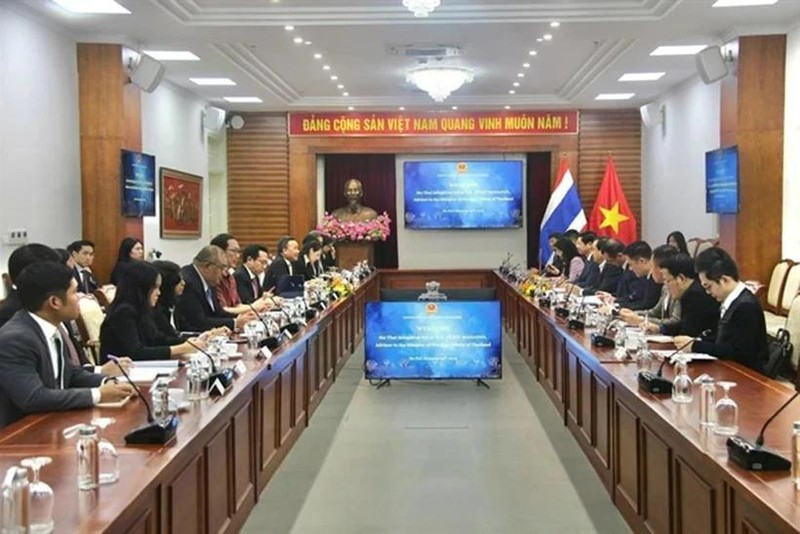 Las autoridades de turismo de Vietnam y Tailandia durante la reunión en Hanói para fortalecer la cooperación. (Foto: bvhttdl.gov.vn) 