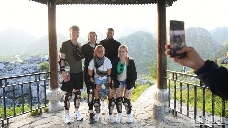 Turistas extranjeros visitan la provincia de Ha Giang. 