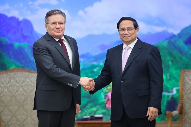 El premier vietnamita Pham Minh Chinh, recibe a director ejecutivo de corporación rusa Rosatom, Alexey Likhachev.