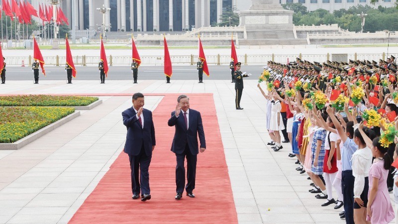 El secretario general del Partido Comunista y presidente de China, Xi Jinping, recibe al secretario general del Partido Comunista de Vietnam, To Lam. (Fuente: VNA)