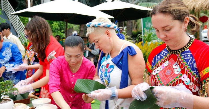 Turistas exploran tradiciones vietnamitas del Tet a través del festival de Banh chung. (Fuente: VNA)