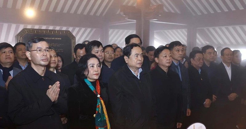 El presidente de la Asamblea Nacional de Vietnam, Tran Thanh Man, rinde homenaje al Presidente Ho Chi Minh. (Fuente: VNA)