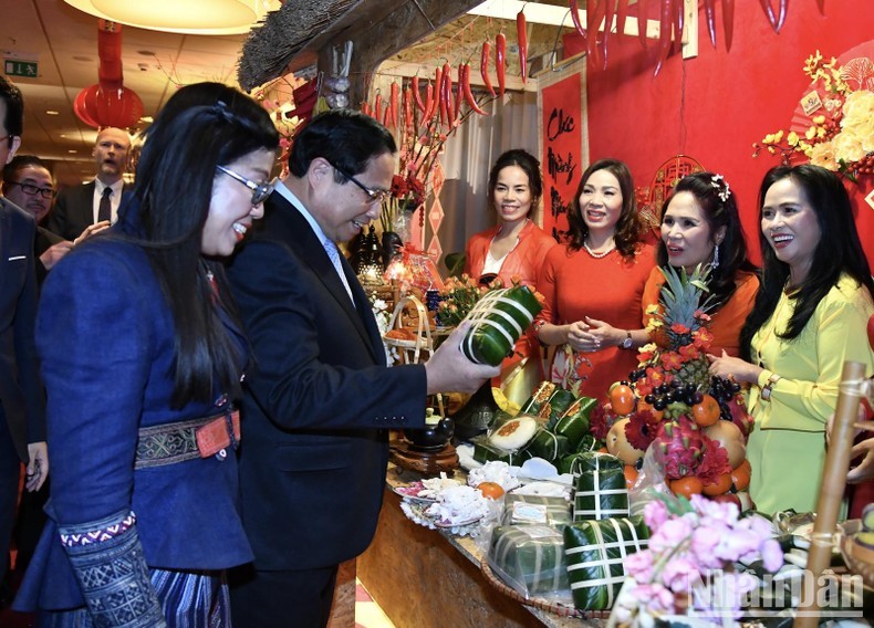 El primer ministro Pham Minh Chinh y su esposa visitan un puesto de productos del Tet en Polonia. (Foto: Nhan Dan)