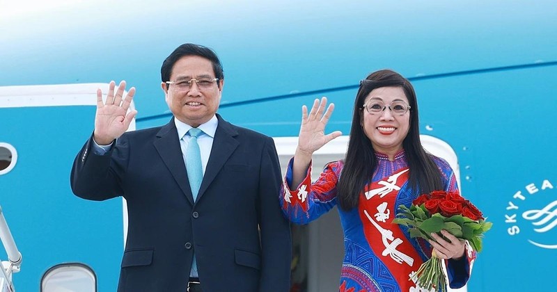 El primer ministro de Vietnam, Pham Minh Chinh, y su esposa llegan a Praga. (Fuente: VNA)