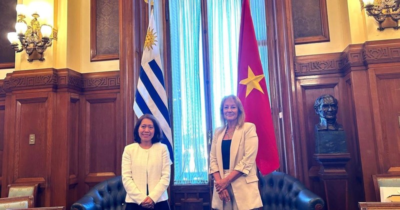 La embajadora de Vietnam en Uruguay, Ngo Minh Nguyet, se encuentra con la vicepresidenta electa, Carolina Cosse. (Fuente: VNA)