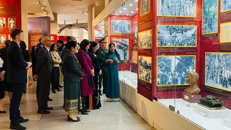 Exposición por 95 aniversario de fundación del Partido Comunista de Vietnam