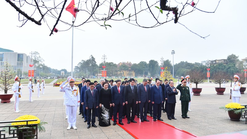 Líderes del Partido y Estado rinden homenaje al Presidente Ho Chi Minh con motivo del Tet. (Fuente: Nhan Dan)