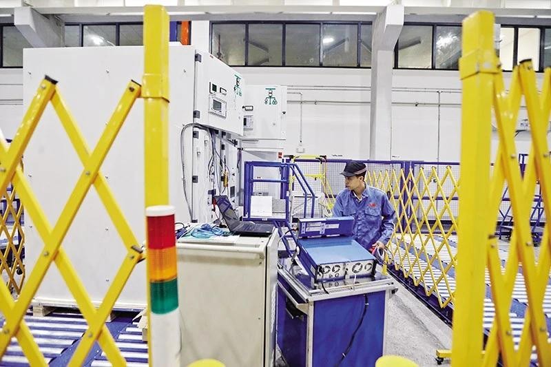 En una fábrica del grupo sueco ABB en Vietnam (Fuente: VNA) 