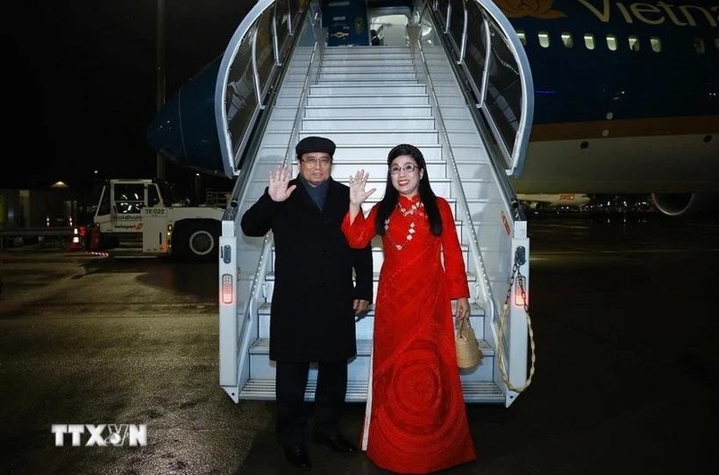 El primer ministro de Vietnam, Pham Minh Chinh, y su esposa regresan a Hanói luego de concluir con éxito su gira europea (Fuente: VNA)