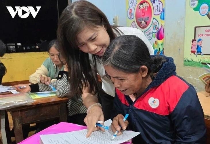 Clases de alfabetización transforman la vida de minorías étnicas en distrito vietnamita