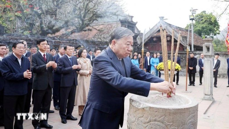 El secretario general del Partido Comunista de Vietnam (PCV), To Lam, rinde homenaje a los reyes Dinh Tien Hoang y Le Dai Hanh. (Foto: VNA)