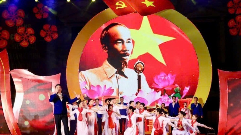 Celebran programa artístico en saludo a fundación del Partido Comunista de Vietnam