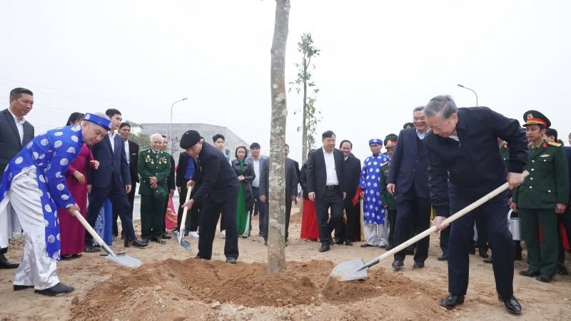 El secretario general del Partido Comunista de Vietnam, To Lam (a la derecha) asiste al lanzamiento del Festival de plantación de árboles, celebrado en la provincia de Hung Yen (Fuente: VNA)