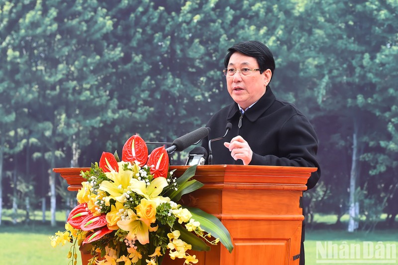 El presidente de Vietnam, Luong Cuong, asiste al festival de plantación de árboles en Lang Son.