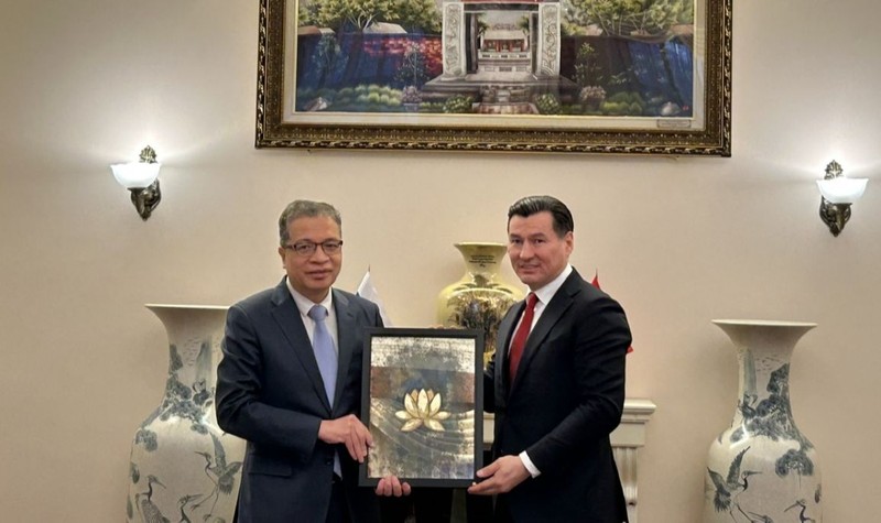 El embajador de Vietnam en Rusia, Dang Minh Khoi (izquieda), y el jefe de la república de Kalmukia, Batu Khasikov (Foto: VNA)