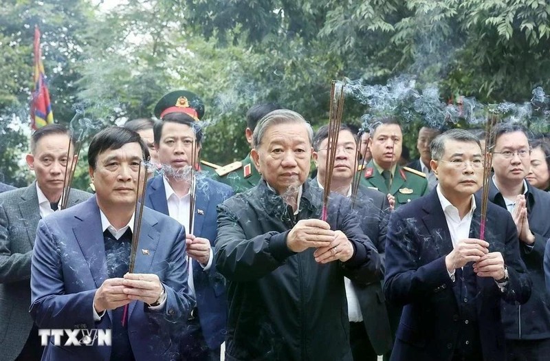 El secretario general del Partido Comunista de Vietnam (PCV), To Lam, rinde homenaje a los fundadores de la nación.