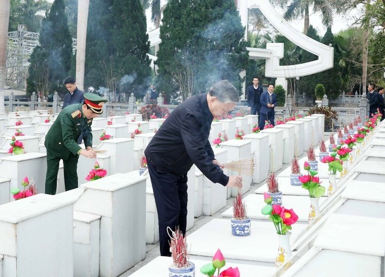 El secretario general To Lam ofrece inciensos a los mártires en el Cementerio Nacional de Mártires de Vi Xuyen. (Fuente: VNA) 