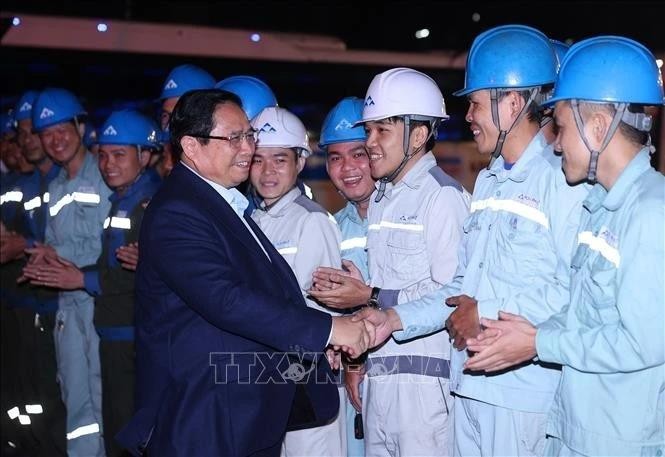 El primer ministro de Vietnam, Pham Minh Chinh, con los trabajadores del grupo Hoa Phat en la Zona Económica de Dung Quat. (Fuente: VNA)