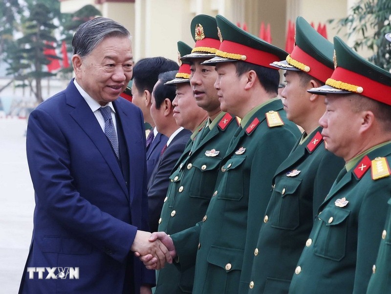 El secretario general del Partido Comunista de Vietnam (PCV), To Lam, efectúa una visita de trabajo a la Brigada de Misiles 490 del Cuerpo de Artillería (Fuente: VNA)