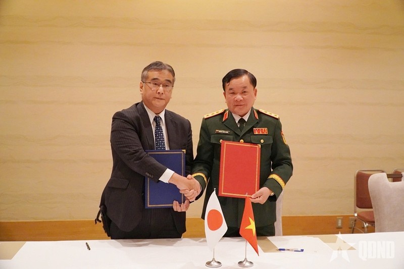 El viceministro vietnamita de Defensa Hoang Xuan Chien (derecha) y su homólogo japonés Kano Koji en el onceno diálogo sobre política de defensa entre ambos países, en la prefectura nipona de Fukuoka (Foto: VNA)