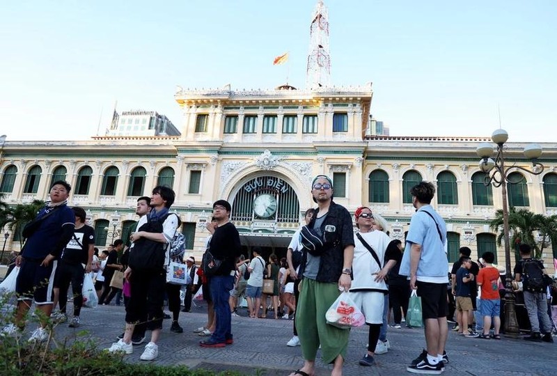 Turistas surcoreanos visitan la Oficina Central de Correos de Saigon, un famoso destino en Ciudad Ho Chi Minh (Foto: VNA)