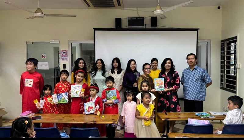 La viceministra de Relaciones Exteriores Le Thi Thu Hang (segunda desde la derecha) entrega libros a profesores y alumnos de una clase de lengua vietnamita en Malasia. (Foto: VNA)