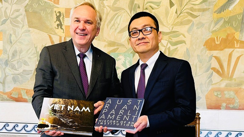 El nuevo embajador vietnamita en Austria, Vu Le Thai Hoang, se reúne con el presidente del Parlamento de Austria, Walter Rosenkranz.