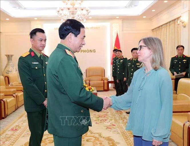 El ministro de Defensa Nacional, general Phan Van Giang (izq.) y la viceministra de Defensa Nacional de Canadá, Stefanie Beck. (Foto: VNA)