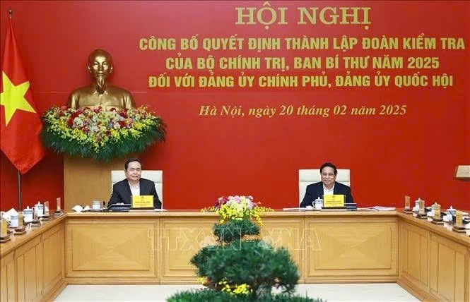 El primer ministro Pham Minh Chinh y el presidente de la Asamblea Nacional, Tran Thanh Man, co -presiden la conferencia. (Fuente: VNA) 