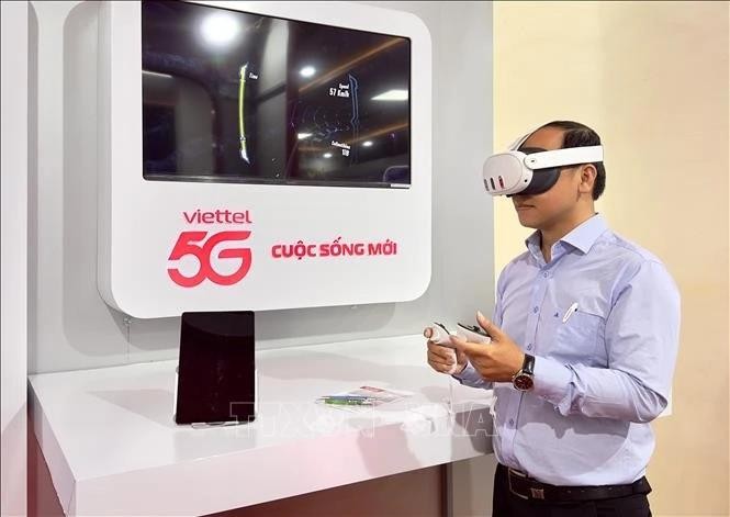 Residentes de An Giang experimentan la tecnología de realidad virtual en la exposición de transformación digital de An Giang en 2024. (Fuente: VNA)