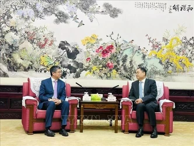 El embajador de Vietnam en China, Pham Thanh Binh (izquierda), y el presidente de la Asociación del Pueblo Chino para la Amistad con el Extranjero, Yang Wanming. (Foto: VNA)