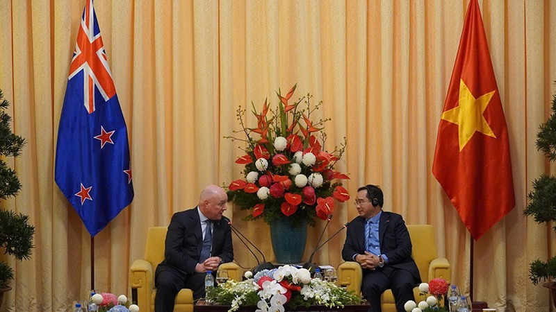 El primer ministro de Nueva Zelanda, Christopher Luxon (izquierda), saluda al presidente del Comité Popular de Ciudad Ho Chi Minh, Nguyen Van Duoc. (Foto: VNA)