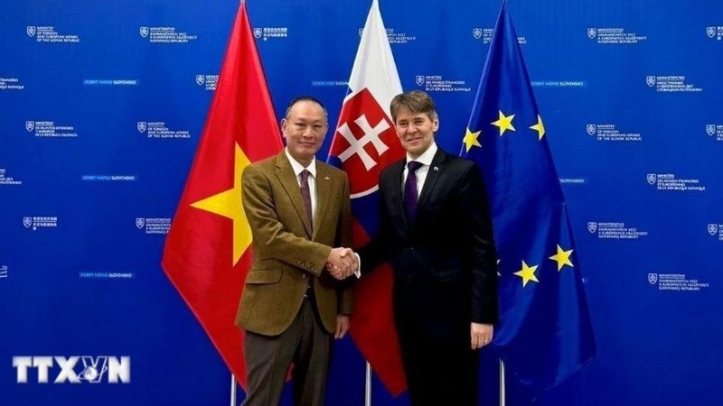 El embajador vietnamita en Eslovaquia, Pham Truong Giang, y el primer viceministro de Asuntos Políticos y Europeos, Marek Estok. (Fuente: VNA)