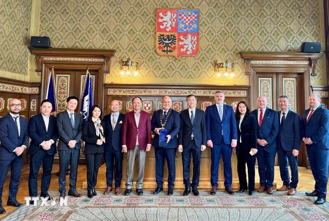 El embajador de Vietnam en la República Checa, Duong Hoai Nam, el alcalde de Náchod, región de Hradec Kralové. Jan Birke y los delegados se tomaron una foto de recuerdo. (Fuente: VNA)