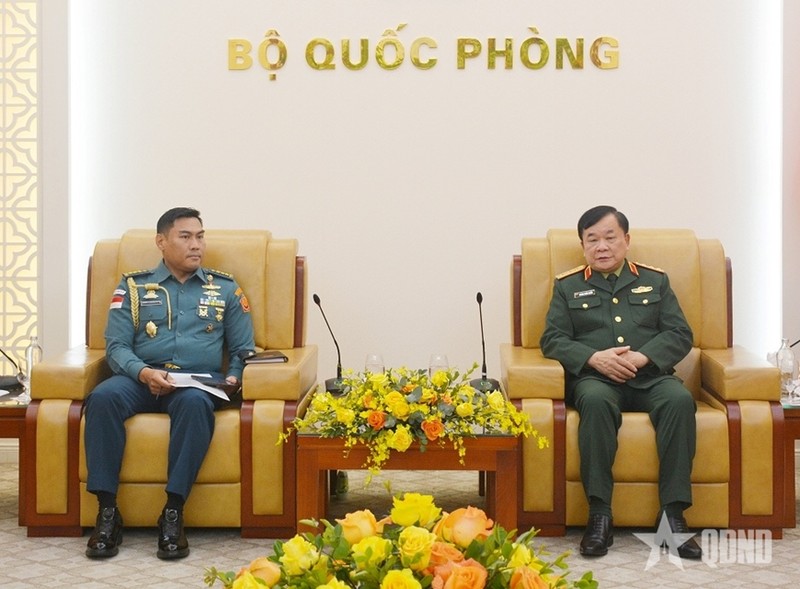 El coronel general Hoang Xuan Chien (D), viceministro vietnamita de Defensa, recibe al agregado militar de Indonesia, Jerry Henry Manuhutu.