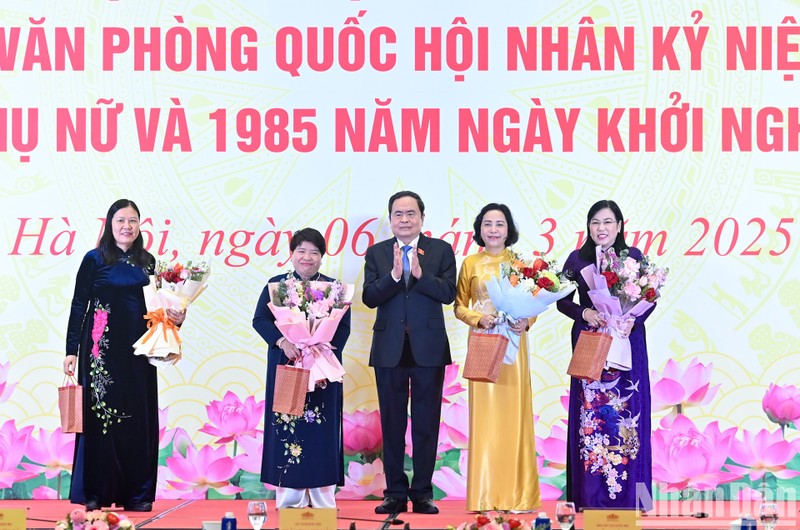 El presidente de la Asamblea Nacional de Vietnam, Tran Thanh Man, entrega flores y obsequios a las diputadas con motivo del Día Internacional de la Mujer. (Foto: VNA)