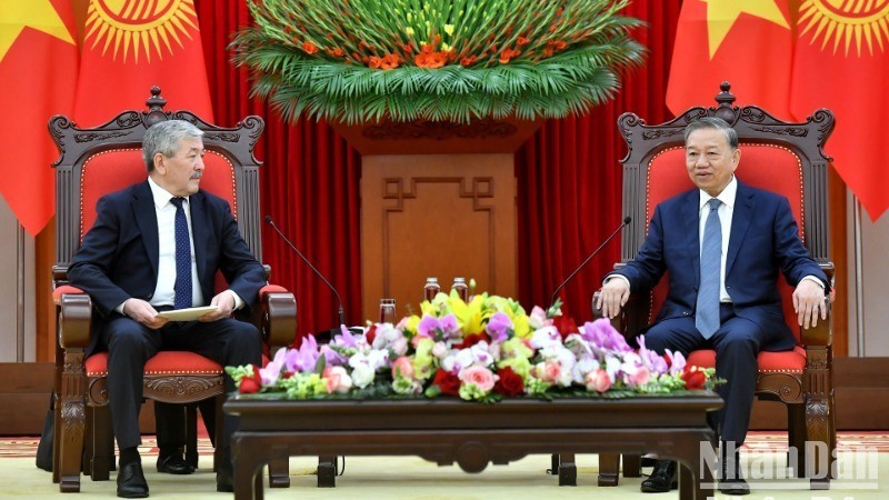 El secretario general del Partido Comunista de Vietnam, To Lam, recibió al primer ministro de la República de Kirguistán, Adylbek Kasimalyev. (Fuente: Nhan Dan) 