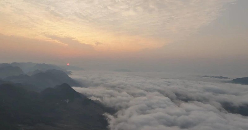 Turistas cazan nubes en la meseta vietnamita de Moc Chau (Foto: VNA)