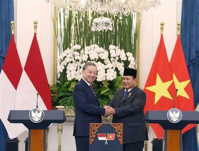 El secretario general del Partido Comunista de Vietnam, To Lam (izquierda), y el presidente indonesio, Prabowo Subianto (Foto: VNA)