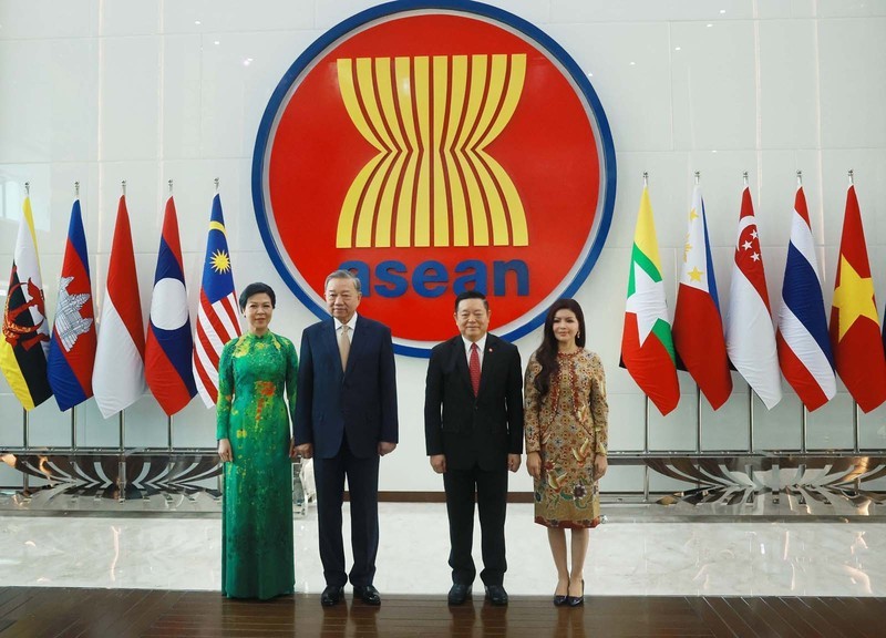 El secretario general del Partido Comunista de Vietnam, To Lam (segundo, a la izquierda) y su esposa, Ngo Phuong Ly (primera, a la izquierda), visitan el Secretariado de la Asean el 10 de marzo. (Foto: VNA)